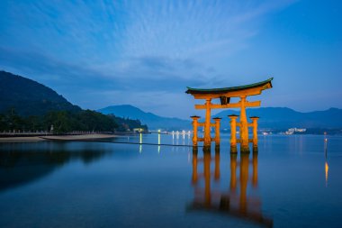 Torii kayan kapı Miyajima, Japonya