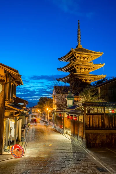 日本の京都古代通りと八坂の塔 — ストック写真