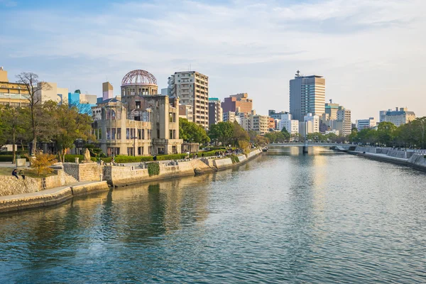 Hiroshima stadsbilden med Atom Dome minnesmärke ruins — Stockfoto