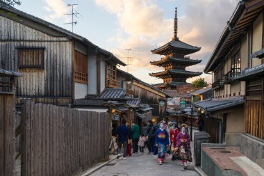 Yasaka pagoda Japonya'nın Kyoto antik Cadde ile