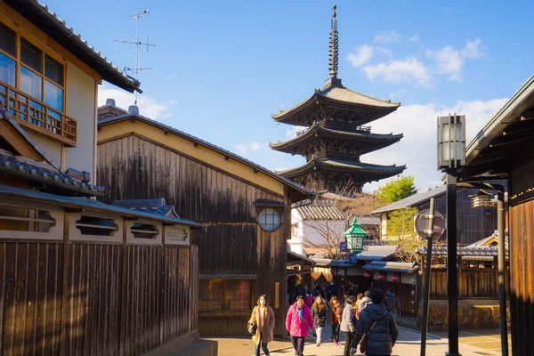 日本の京都古代通りと八坂の塔 — ストック写真