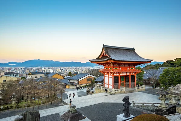 Vista del horizonte de Kyoto desde Kiyomizu dera en Japón —  Fotos de Stock