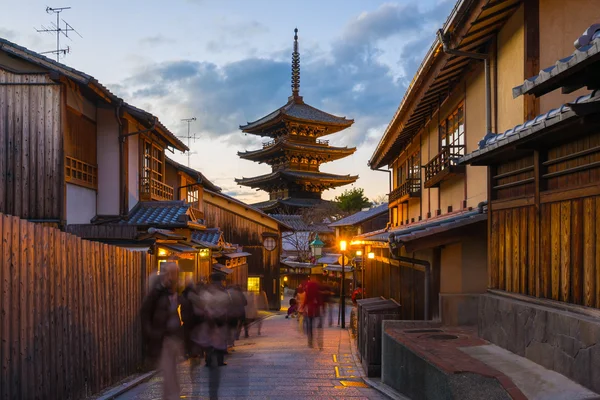 日本の京都古代通りと八坂の塔 — ストック写真