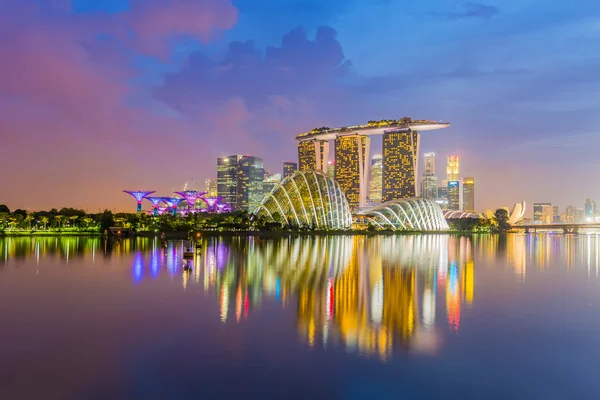 Singapur manzarası ve Marina Bay gece görünümü — Stok fotoğraf