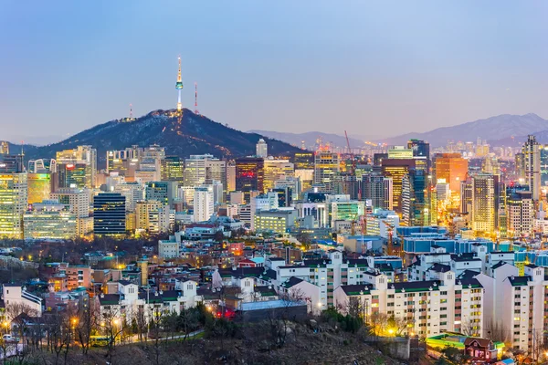 韩国首尔的城市景观在暮色中 — 图库照片