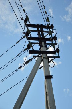 Gökyüzündeki elektrik direği