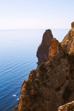 Mavi Gök ve Deniz Altında Altın Kayalık Tepeler