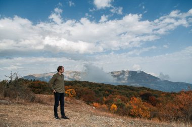 Dağın tepesindeki kişi