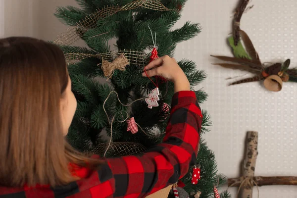 十代の女の子は肩のビューの上に 新年のおもちゃでクリスマスツリーを飾る — ストック写真