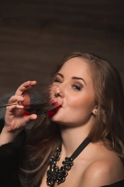 Schöne Sexy Dame Mit Make Und Lange Haare Trinkt Rotwein — Stockfoto