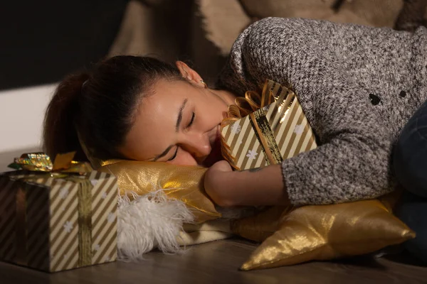 Joven Chica Caucásica Durmiendo Sonriendo Abrazo Con Regalos Año Nuevo — Foto de Stock
