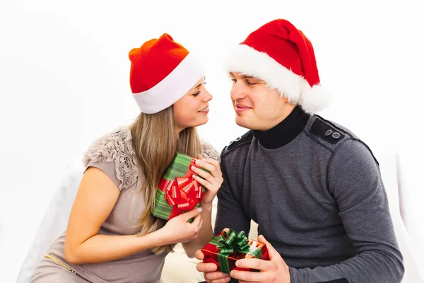 Pareja Enamorada Sombreros Santa Con Regalos Navidad Sobre Fondo Blanco — Foto de Stock