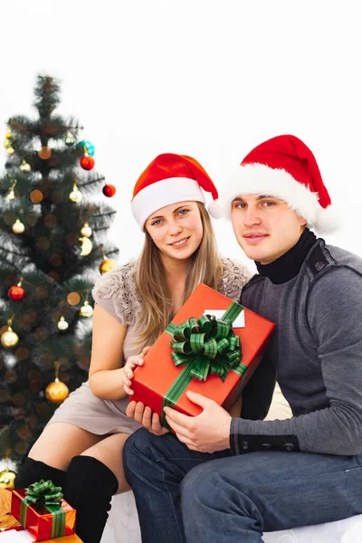 Una Pareja Amorosa Sombreros Navidad Con Regalos Navidad Sobre Fondo — Foto de Stock