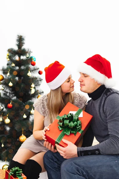 Una Pareja Amorosa Mira Sombreros Navidad Con Regalos Navidad Sobre — Foto de Stock