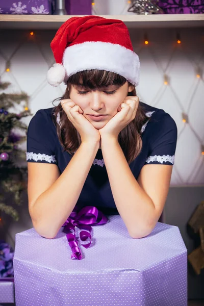 Una Adolescente Con Sombrero Santa Claus Está Triste Por Gran — Foto de Stock