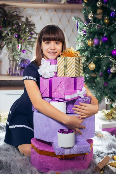 Hilarante Chica Caucásica Ríe Abraza Una Montaña Regalo Navidad Interior — Foto de Stock