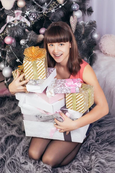 Alegre Chica Caucásica Abraza Una Montaña Regalos Navidad Envases Blancos — Foto de Stock