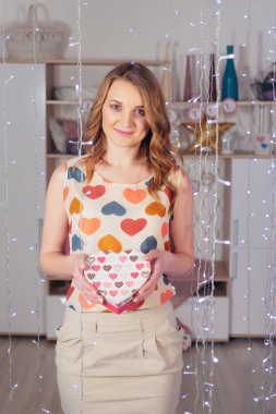 Sevgililer Günü 'nde kalp ve çelenk şeklinde bir yeteneği olan genç bir kadın. Yüksek kalite fotoğraf