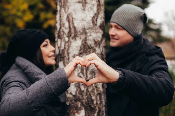 Egy Fiatal Szerelmespár Kicsinálja Szívét Egy Fának Őszi Erdőben Valentin — Stock Fotó