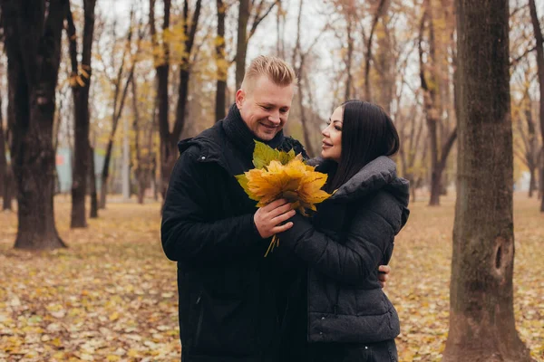 Pareja Enamorada Con Ramo Hojas Doradas Abrazos Parque Otoño Clima —  Fotos de Stock