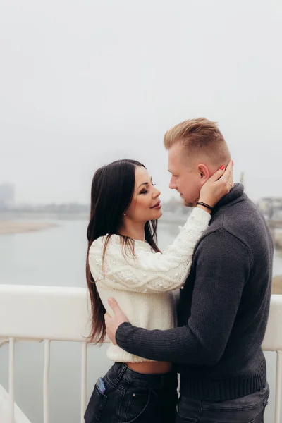 Mujer Joven Gentilmente Abraza Hombre Fondo Paisaje Niebla Foto Alta —  Fotos de Stock