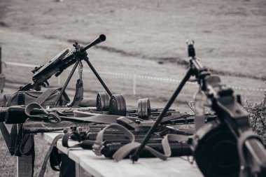 Yeniden yapılanma sırasında iki Diagterev makineli tüfeği masanın üzerinde yan yana duruyor. Siyah ve beyaz.