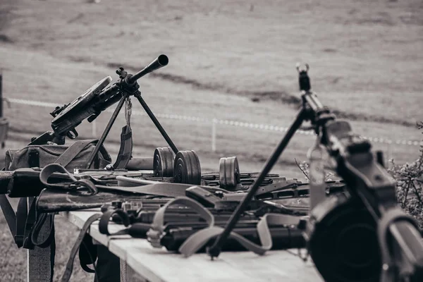 Yeniden yapılanma sırasında iki Diagterev makineli tüfeği masanın üzerinde yan yana duruyor. Siyah ve beyaz.