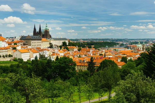 Pražský hrad je dominantou Prahy — Stock fotografie