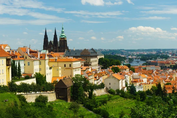 Pražský hrad je dominantou Prahy — Stock fotografie