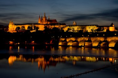 Praguecastle ve Charles Köprüsü