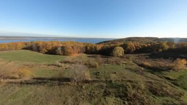 Widok drona FPV. Latanie nad jesiennymi wzgórzami leśnymi w pobliżu rzeki Dnipro — Wideo stockowe