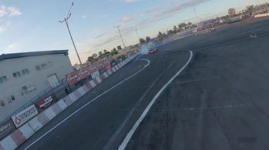 FPV dron görüntüsü. Sürüklenme yarışmaları. Sürüklenen arabaların takibi. Ukrayna, Kyiv - 28 Haziran 2020