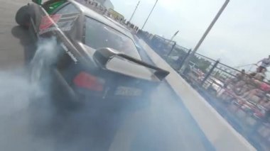 FPV dron görüntüsü. Sürüklenme yarışmaları. Sürüklenen arabaların takibi. Ukrayna, Kyiv - 28 Haziran 2020