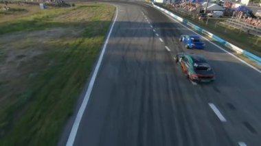 FPV dron görüntüsü. Ukrayna drift şampiyonası. Sürüklenen arabaların takibi. Ukrayna, Kyiv - 9 Ağustos 2020