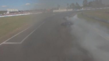 FPV dron görüntüsü. Ukrayna drift şampiyonası. Sürüklenen arabaların takibi. Ukrayna, Kyiv - 9 Ağustos 2020