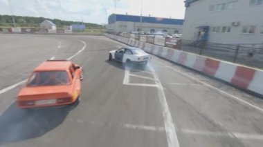 FPV dron görüntüsü. Sürüklenme yarışmaları. Sürüklenen arabaların takibi. Ukrayna, Kyiv - 28 Haziran 2020