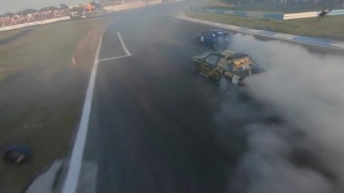 FPV dron görüntüsü. Ukrayna drift şampiyonası. Sürüklenen arabaların takibi. Ukrayna, Kyiv - 9 Ağustos 2020