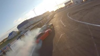 FPV dron görüntüsü. Sürüklenme yarışmaları. Sürüklenen arabaların takibi. Ukrayna, Kyiv - 28 Haziran 2020