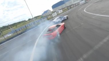 FPV dron görüntüsü. Sürüklenme yarışmaları. Sürüklenen arabaların takibi. Ukrayna, Kyiv - 28 Haziran 2020