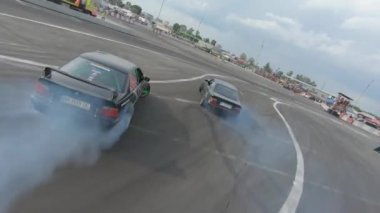 FPV dron görüntüsü. Sürüklenme yarışmaları. Sürüklenen arabaların takibi. Ukrayna, Kyiv - 28 Haziran 2020