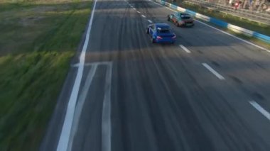 FPV dron görüntüsü. Ukrayna drift şampiyonası. Sürüklenen arabaların takibi. Ukrayna, Kyiv - 9 Ağustos 2020