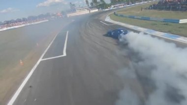 FPV dron görüntüsü. Ukrayna drift şampiyonası. Sürüklenen arabaların takibi. Ukrayna, Kyiv - 9 Ağustos 2020