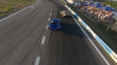 FPV dron görüntüsü. Ukrayna drift şampiyonası. Sürüklenen arabaların takibi. Ukrayna, Kyiv - 9 Ağustos 2020