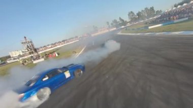 FPV dron görüntüsü. Ukrayna drift şampiyonası. Sürüklenen arabaların takibi. Ukrayna, Kyiv - 9 Ağustos 2020