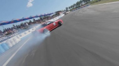 FPV dron görüntüsü. Ukrayna drift şampiyonası. Sürüklenen arabaların takibi. Ukrayna, Kyiv - 16 Ağustos 2020