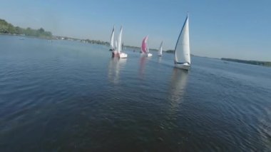 FPV insansız hava aracı görüntüsü Dnipro Nehri 'ndeki yelkenli yarışı ya da yelkenli yarışı