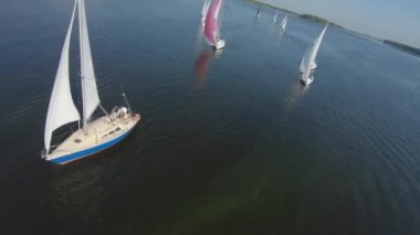 FPV insansız hava aracı görüntüsü Dnipro Nehri 'ndeki yelkenli yarışı ya da yelkenli yarışı