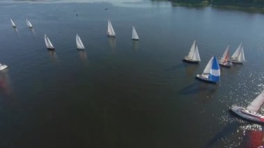 FPV insansız hava aracı görüntüsü Dnipro Nehri 'ndeki yelkenli yarışı ya da yelkenli yarışı