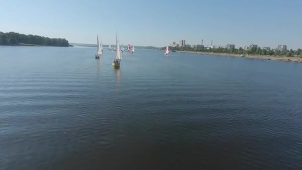 FPV drone vista filmato di regata o regata a vela al fiume Dnipro — Video Stock