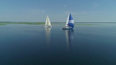 Dnipro Nehri 'ndeki yelkenli yarışı ya da yelkenli yarışının hava aracı görüntüleri.